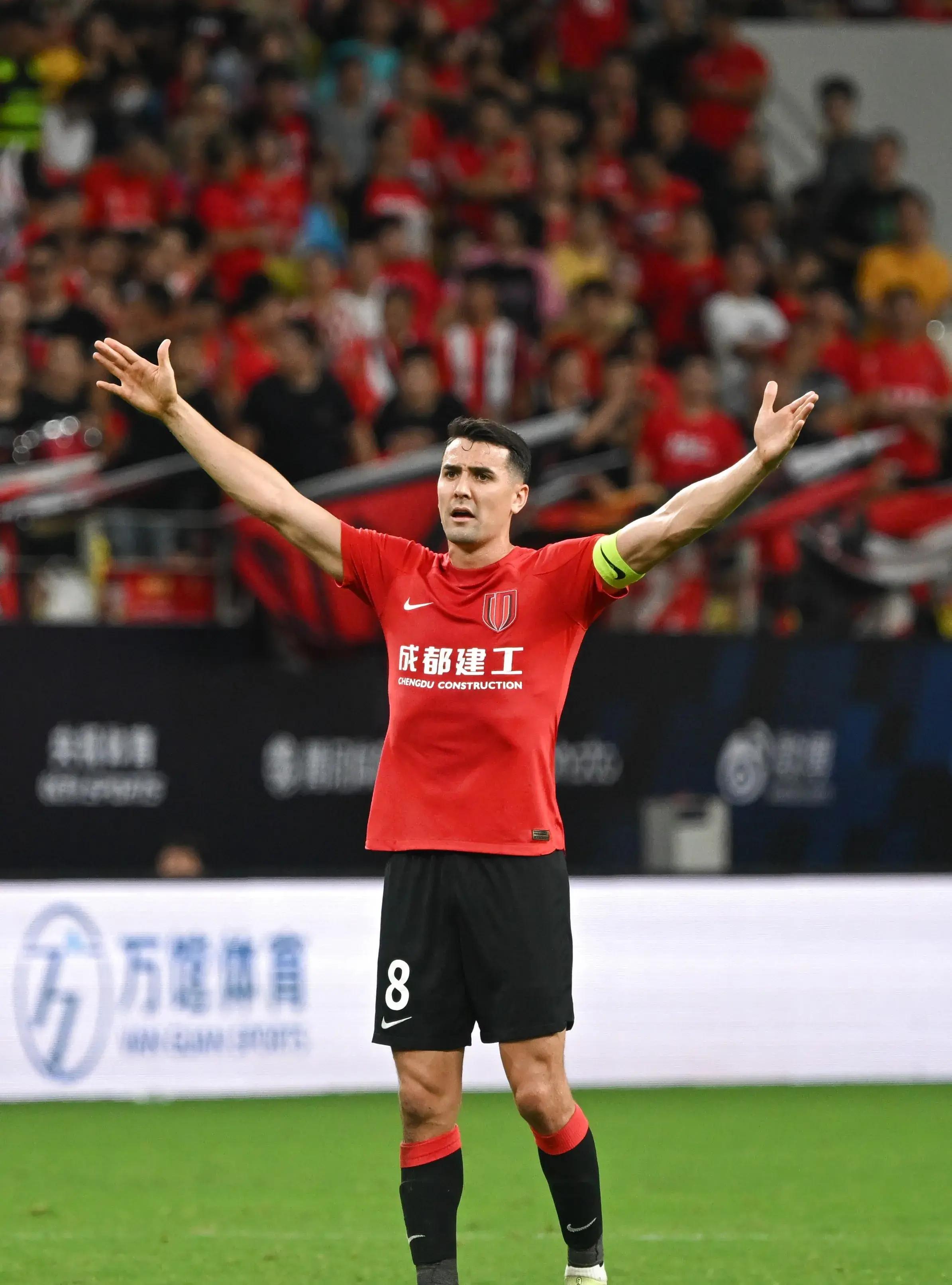 星空体育包含转会期费耶诺德主帅复盘——德甲节点到来，悬念犹存，训练强度明显提升的词条